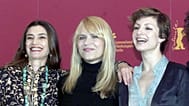 En esta foto de archivo, las actrices Ángela Molina, Antonia San Juan (centro) y Najwa Nimri posan en la alfombra roja de la Berlinade durante el estreno de 'Piedras' en 2002.