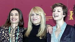 En esta foto de archivo, las actrices Ángela Molina, Antonia San Juan (centro) y Najwa Nimri posan en la alfombra roja de la Berlinade durante el estreno de 'Piedras' en 2002.