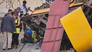 Polizisten inspizieren die Unfallstelle, wo eine Standseilbahn entgleiste, am Donnerstag, dem 4. September 2025, in Lissabon, Portugal, entgleiste.