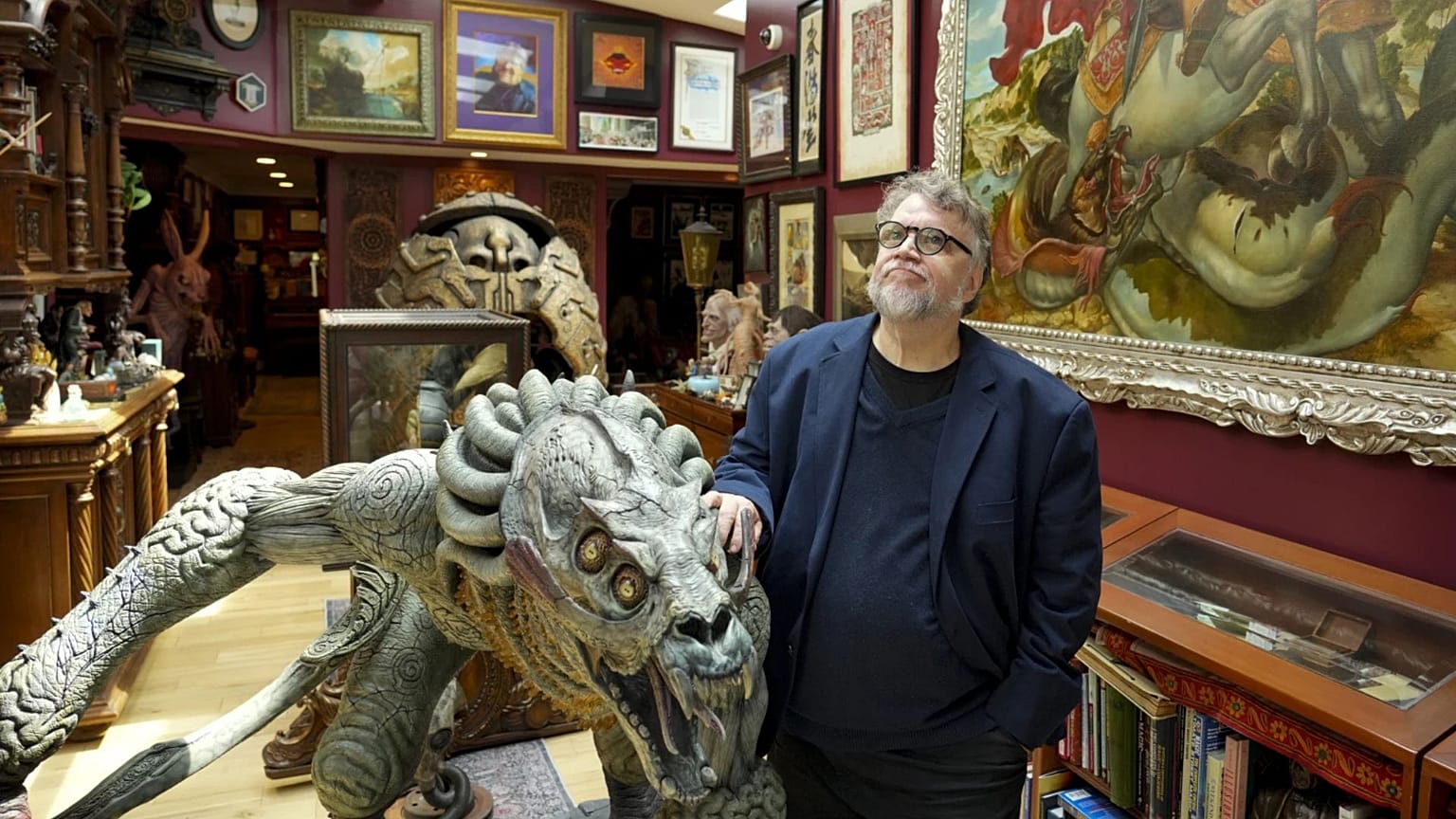 Guillermo del Toro pozuje do portretu we wtorek, 12 sierpnia 2025 r., w swoim "Bleak House" w Santa Monica w Kalifornii (fot. Jordan Strauss/Invision/AP)