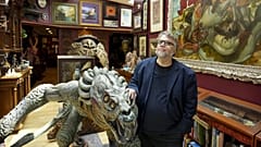 Guillermo del Toro posa para un retrato el martes 12 de agosto de 2025, en su "Bleak House" en Santa Mónica, California (Foto de Jordan Strauss/Invision/AP)