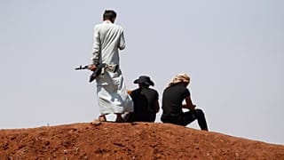 Бойцы-бедуины собираются, когда сирийские правительственные силы безопасности блокируют их въезд в Сувейду, 20 июля 2025 г.