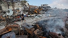 Ein libanesischer Mann inspiziert die Stelle, an der israelische Luftangriffe am Mittwochabend Bulldozer im Dorf Ansariyeh im Südlibanon getroffen haben, Donnerstag, 4. September 2025