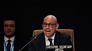 Simon Stiell, responsable de clima de las Naciones Unidas, habla durante una sesión plenaria de clausura de la cumbre del clima COP29 de 2024.