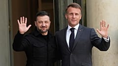 Der französische Präsident Emmanuel Macron und der ukrainische Präsident Wolodymyr Selenskyj winken vor einem Treffen im Elysee-Palast in Paris am 3. September 2025 den Journalisten zu.