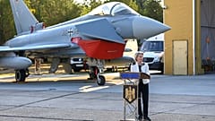 Die Präsidentin der Europäischen Kommission, Ursula von der Leyen, wird von einem Eurofighter Typhoon der deutschen Luftwaffe im Hintergrund gehalten, Rumänien, Montag, 1. September 2025