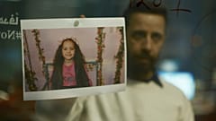 Dieses Bild, das von Mime Films/Tanit Films veröffentlicht wurde, zeigt Mutaz Mahis in einer Szene aus dem Film "The Voice of Hind Rajab".