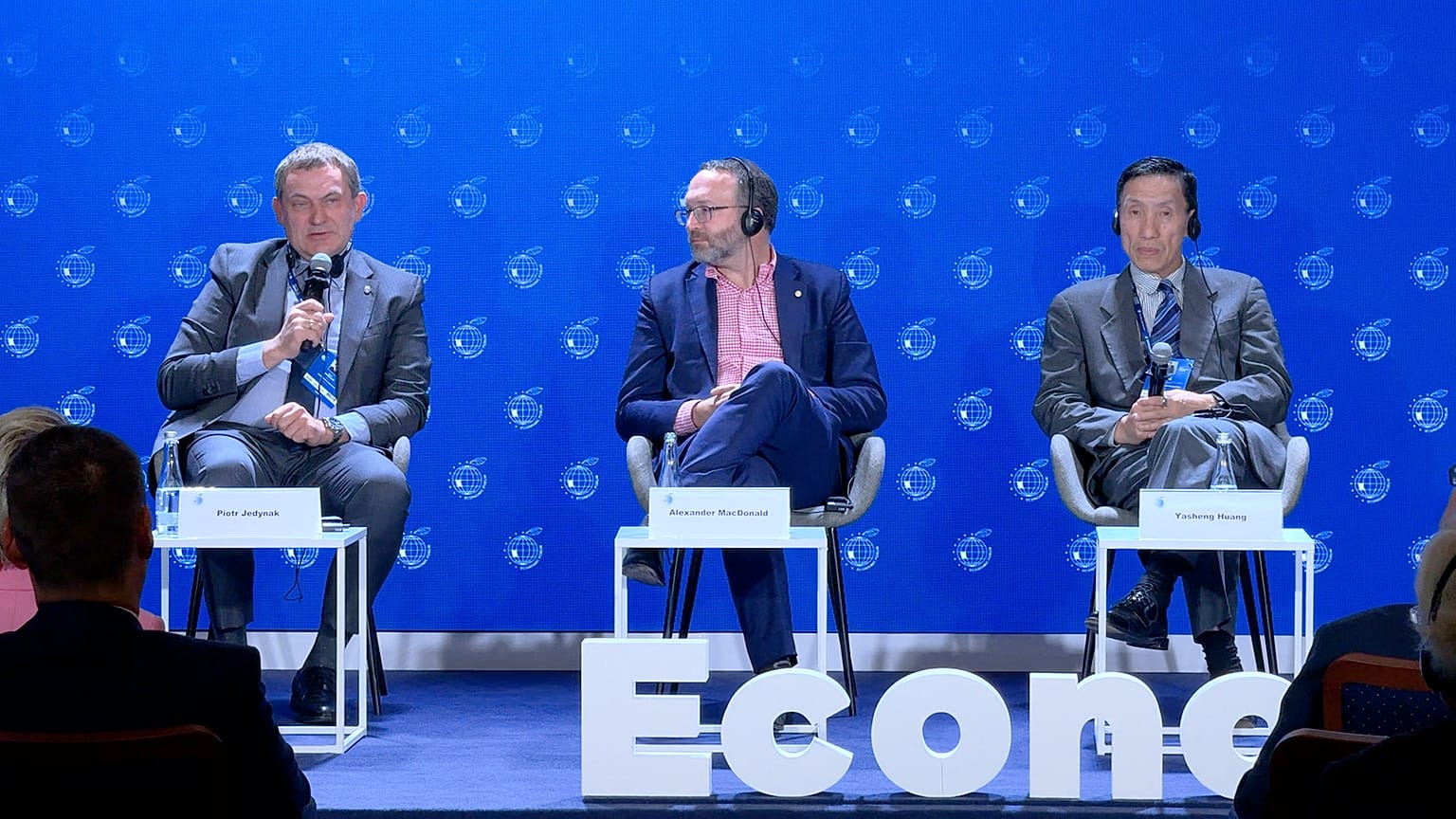 prof. Piotr Jedynak, Alexander MacDonald i Yasheng Huang podczas debaty o przyszłości globalizacji na Forum Ekonomicznym w Karpaczu, 4.09.2025