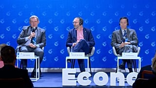 prof. Piotr Jedynak, Alexander MacDonald i Yasheng Huang podczas debaty o przyszłości globalizacji na Forum Ekonomicznym w Karpaczu, 4.09.2025