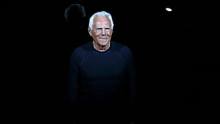 Giorgio Armani agradece los aplausos al final de su desfile de la colección otoño-invierno 2014 para hombre de Emporio Armani, parte de la Semana de la Moda de Milán.