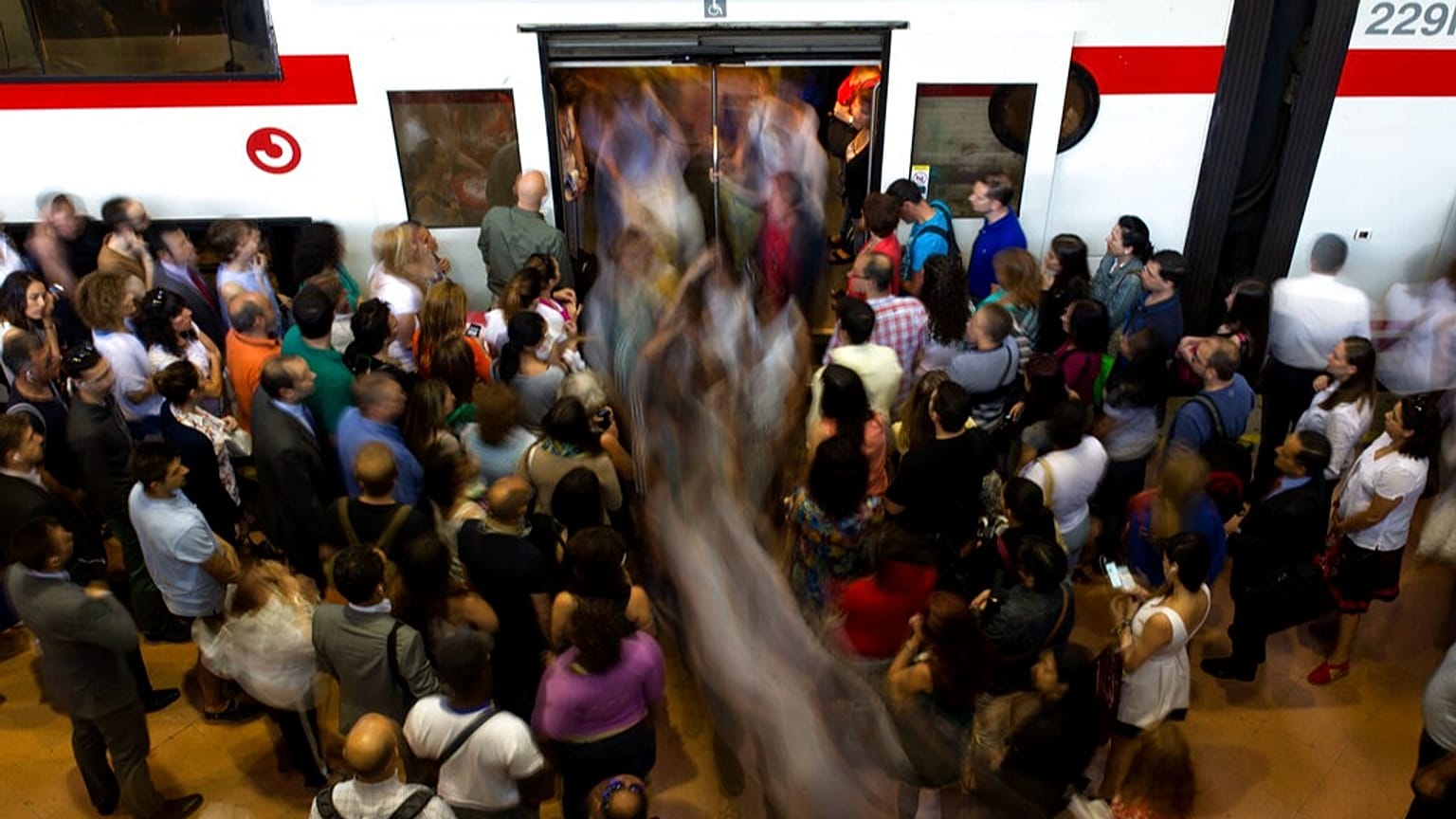 Während eines 24-stündigen Teilstreiks der Lokführer in Madrid kommen am Dienstag, 14. Juni 2016, Menschen am Bahnhof Atocha an, während andere Fahrgäste auf ihren Zug warten.