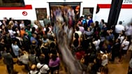 Während eines 24-stündigen Teilstreiks der Lokführer in Madrid kommen am Dienstag, 14. Juni 2016, Menschen am Bahnhof Atocha an, während andere Fahrgäste auf ihren Zug warten.