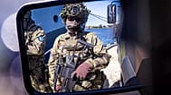 Soldados das forças alemãs durante o Dia da Comunicação Social no âmbito da manobra militar "Quadriga 2025" em Rostock, 4 de setembro de 2025