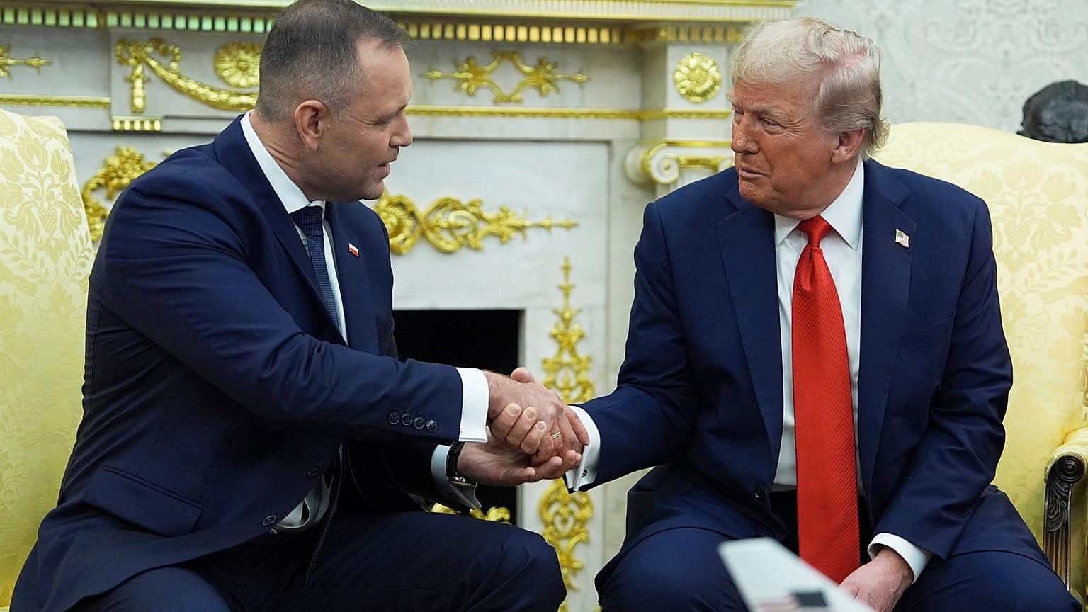 El presidente Donald Trump estrecha la mano del presidente polaco Karol Nawrocki, durante una reunión en el Despacho Oval de la Casa Blanca, el miércoles 3 de septiembre de 2025, en Washington