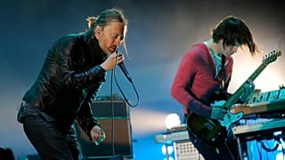 Thom Yorke et Jonny Greenwood de Radiohead se produisent lors du concert du groupe au festival Coachella, à Indio, en Californie, le 14 avril 2012.