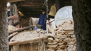 صبي يمشي عبر منزل منهار جزئيًا في منطقة دمرها زلزال قوي بقوة 6.0 درجة ضرب شرق أفغانستان يوم الأحد، وأسفر عن مقتل العديد من الأشخاص وتدمير قرى، في دارا نور، بولاية كونار