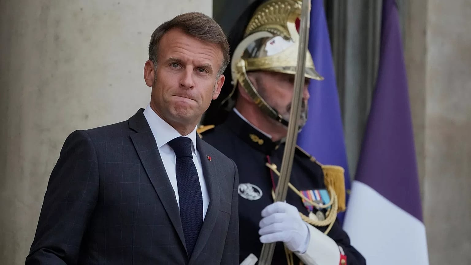 French President Emmanuel Macron waits for Ukraine's President Volodymyr Zelenskyy in Paris, 3 September, 2025