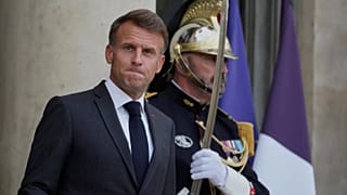 French President Emmanuel Macron waits for Ukraine's President Volodymyr Zelenskyy in Paris, 3 September, 2025
