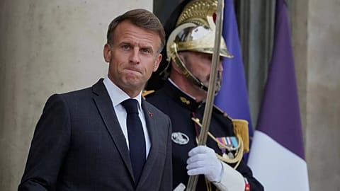 French President Emmanuel Macron waits for Ukraine's President Volodymyr Zelenskyy in Paris, 3 September, 2025
