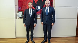 CHP Genel Başkanı Özgür Özel, CHP Beykoz Belediye Başkanı Alaattin Köseler ile birlikte.