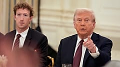 Facebook-CEO Mark Zuckerberg hört zu, während Präsident Donald Trump bei einem Abendessen im State Dinning Room des Weißen Hauses spricht, Donnerstag, 4. September 2025, in Washington
