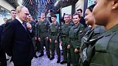 Der russische Präsident Wladimir Putin spricht am 3. September 2025 mit Kadetten im Zweig des Nationalen Zentrums 'Russland' in Wladiwostok.