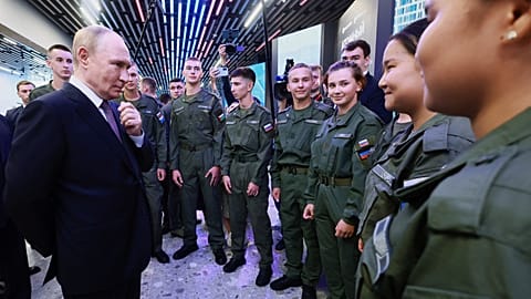 Vlagyimir Putyin orosz elnök beszélget kadétokkal