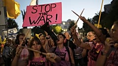 Varios manifestantes participan en una protesta para exigir la liberación inmediata de todos los rehenes en manos de Hamás y pedir el fin de la guerra en la Franja de Gaza, en Jerusalén, en septiembre.