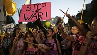 Varios manifestantes participan en una protesta para exigir la liberación inmediata de todos los rehenes en manos de Hamás y pedir el fin de la guerra en la Franja de Gaza, en Jerusalén, en septiembre.