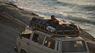 فلسطينيون نازحون من شمال قطاع غزة يسيرون مع ممتلكاتهم على طول الطريق الساحلي في وسط القطاع، الخميس 4 أيلول/سبتمبر 2025. 