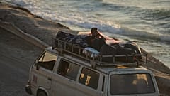 فلسطينيون نازحون من شمال قطاع غزة يسيرون مع ممتلكاتهم على طول الطريق الساحلي في وسط القطاع، الخميس 4 أيلول/سبتمبر 2025. 