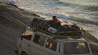 فلسطينيون نازحون من شمال قطاع غزة يسيرون مع ممتلكاتهم على طول الطريق الساحلي في وسط القطاع، الخميس 4 أيلول/سبتمبر 2025. 