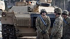 Angehörige der 4. Infanteriedivision der US-Armee, 3. Brigade Combat Group, 68th Armoured Regiment, 1st Battalion, stehen vor einem Abrams-Panzer
