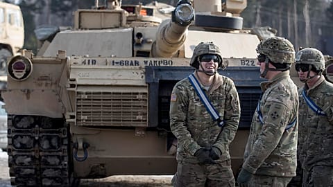 Membros da 4ª Divisão de Infantaria do Exército dos EUA, 3º Grupo de Combate de Brigada, 68º Regimento Blindado, 1º Batalhão, em frente a um tanque Abrams