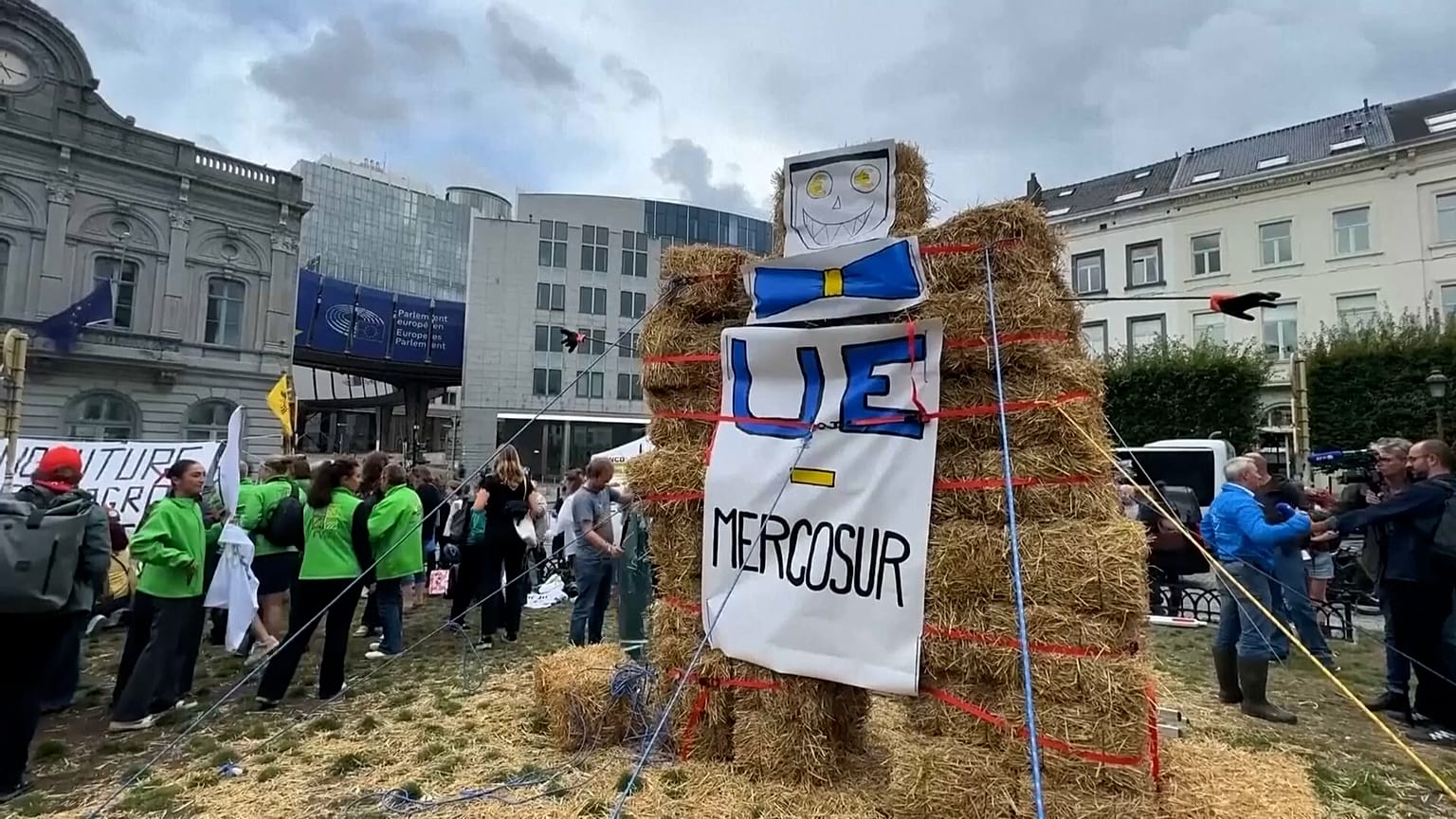 PHOTO - Des agriculteurs opposés à l'accord commercial Mercosur manifestent près du parlement de l'UE à Bruxelles