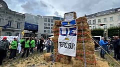 FOTO - Agricultores protestan cerca del Parlamento Europeo en Bruselas contra el acuerdo comercial Mercosur