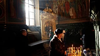 Une femme allume des bougies dans la cathédrale de Chișinău, en Moldavie, le mercredi 19 janvier 2011