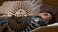 Il quindicenne Carlo Acutis, un ragazzo italiano morto di leucemia nel 2006, è esposto ad Assisi in attesa di essere beatificato dal cardinale Agostino Vallini, 