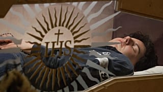 Il quindicenne Carlo Acutis, un ragazzo italiano morto di leucemia nel 2006, è esposto ad Assisi in attesa di essere beatificato dal cardinale Agostino Vallini, 
