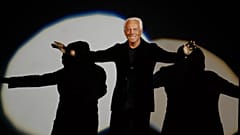 Giorgio Armani 2007 yılında Milano Moda Haftası'ndaki Emporio erkek giyim defilesinde her zamanki gibi siyah giyinmişti