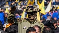 يقف عنصر أمني من حزب الله وسط الحشود خلال مراسم تشييع الأمين العام السابق للحزب حسن نصر الله، بيروت، لبنان، يوم الأحد 23 شباط/فبراير 2025. 