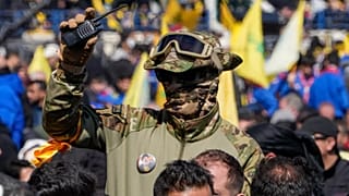 يقف عنصر أمني من حزب الله وسط الحشود خلال مراسم تشييع الأمين العام السابق للحزب حسن نصر الله، بيروت، لبنان، يوم الأحد 23 شباط/فبراير 2025. 