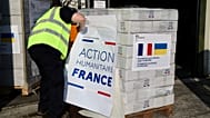 Un trabajador prepara la ayuda humanitaria francesa a Ucrania en junio de 2023.