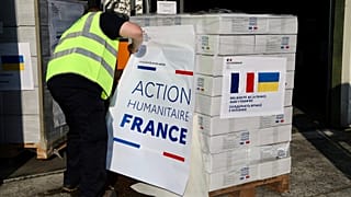 Un trabajador prepara la ayuda humanitaria francesa a Ucrania en junio de 2023. 