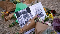 صور لعربات ترام تحمل رسائل موضوعة بجوار الزهور، تم تصويرها في الموقع الذي خرجت فيه عربة ترام سياحية عن مسارها وتحطمت في لشبونة، البرتغال، الجمعة 5 سبتمبر/أيلول 2025.