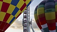 Les montgolfières flottent au-dessus du sol lors du Festival international de montgolfières à Hong Kong, jeudi 4 septembre 2025.