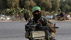 مسلّح ملثّم من كتائب عز الدين القسّام، الجناح العسكري لحركة حماس، مخيم النصيرات وسط قطاع غزة، الخميس 28 تشرين الأول/أكتوبر 2021. 