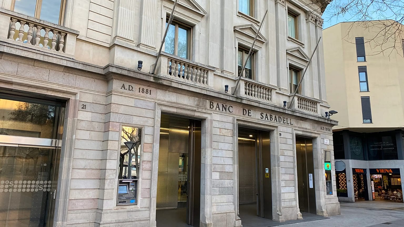Sede del Banco Sabadell, en la Plaza San Roc Sabadell, Barcelona, España. 