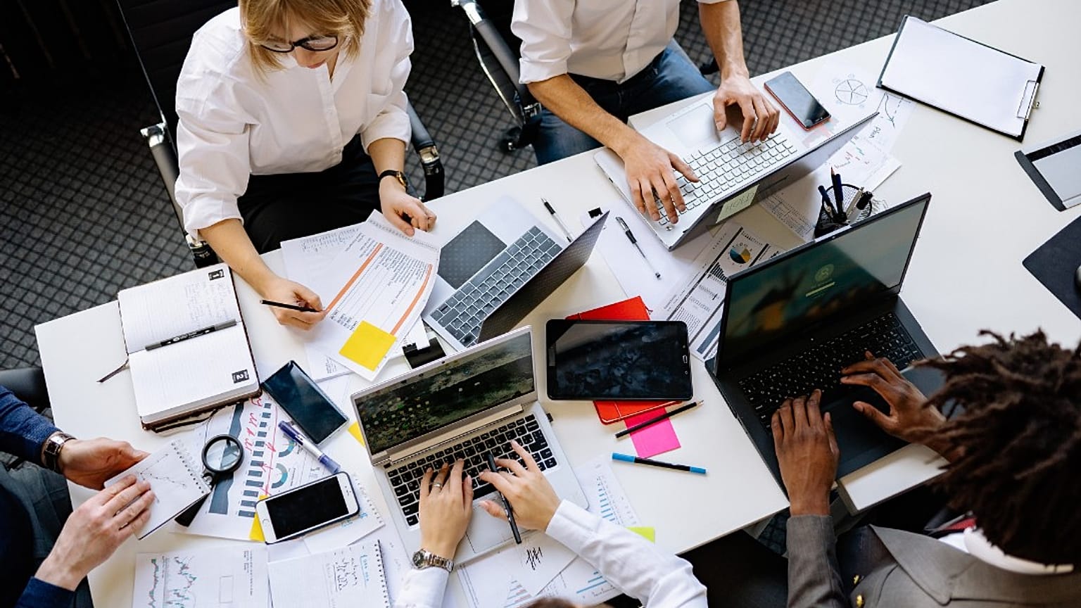 Gli analisti del mercato del lavoro dicono che è troppo presto per capire come l'IA stia influenzando il mercato del lavoro