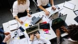 Los analistas dicen que es demasiado pronto para ver cómo afecta la IA al mercado laboral.